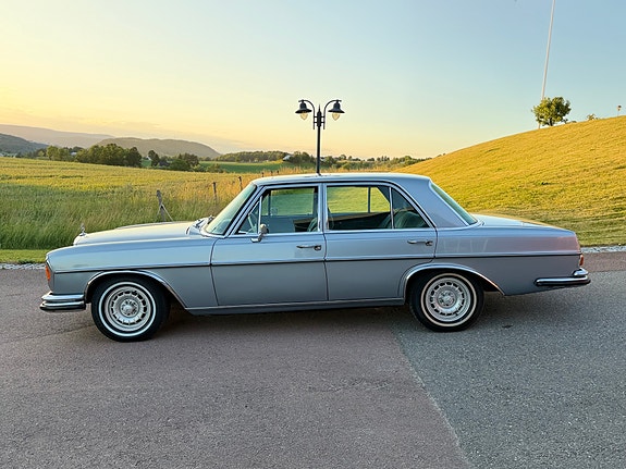 Mercedes-Benz 280 10 of 30