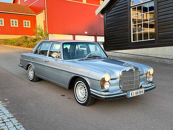 Mercedes-Benz 280 3 of 30