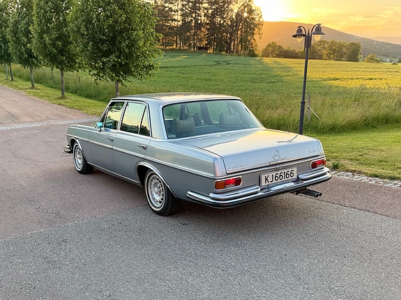 Mercedes-Benz 280 12 of 30