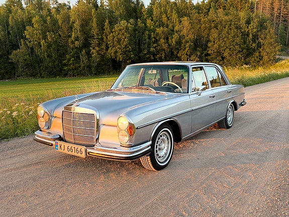 Mercedes-Benz 280 2 of 5