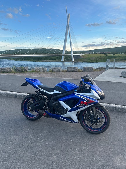 Suzuki GSX-R 750 2 of 12