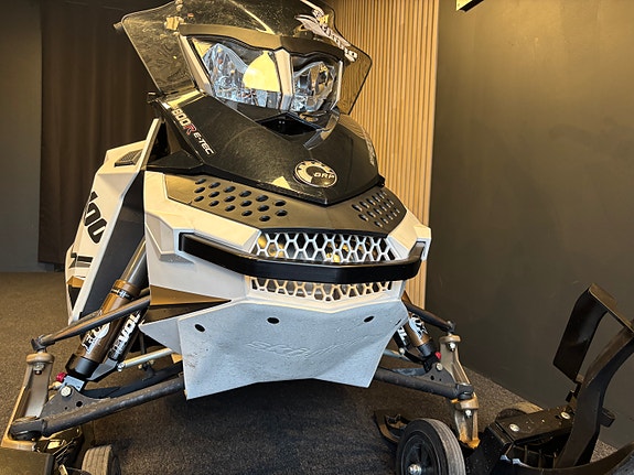 Ski-doo Summit X 800R E-TEC | Dobbelsete og Elstart | FOX | Krok 4 of 5