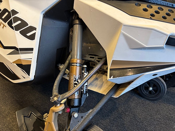 Ski-doo Summit X 800R E-TEC | Dobbelsete og Elstart | FOX | Krok 3 of 5