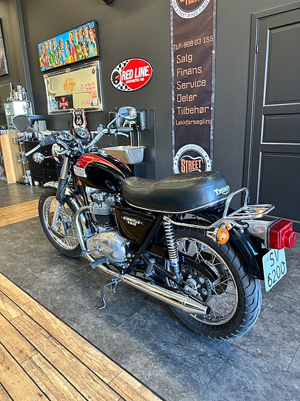 Triumph Bonneville T140 4 of 5