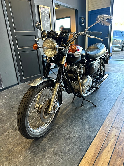 Triumph Bonneville T140 3 of 5