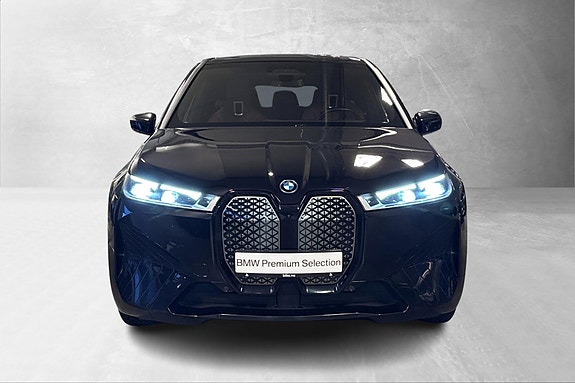 BMW iX 4 of 5