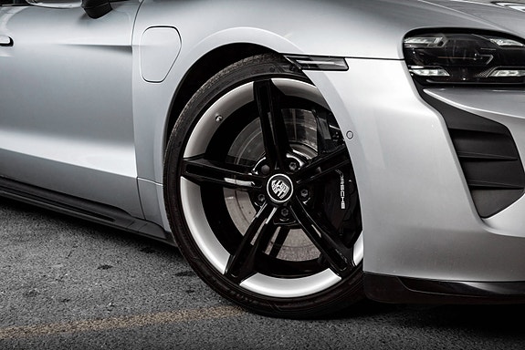 Porsche Taycan 16 of 30
