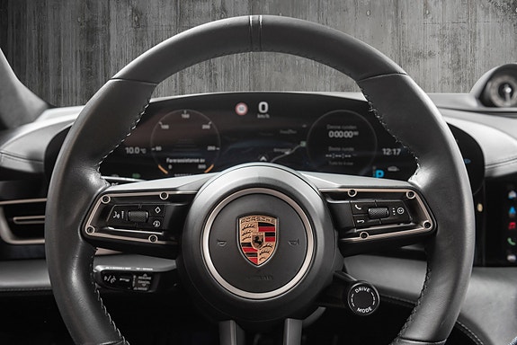 Porsche Taycan 23 of 30