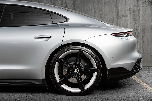 Porsche Taycan 10 of 30