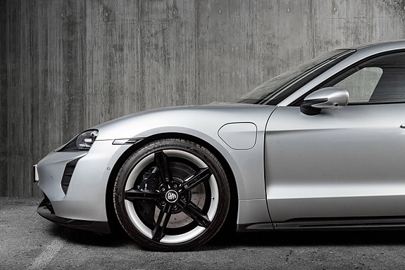 Porsche Taycan 9 of 30