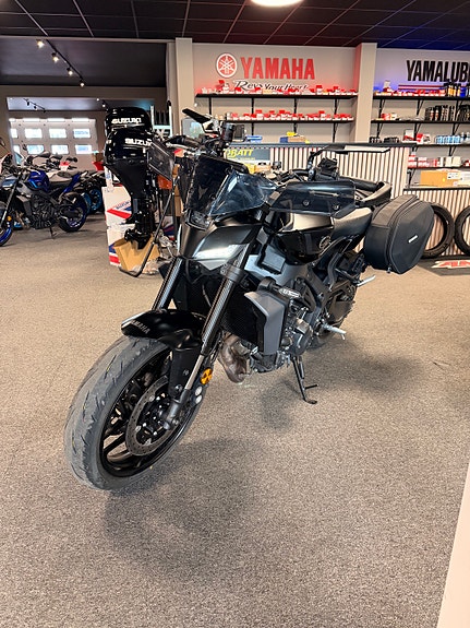 Yamaha MT-09 Y-AMT 2 of 5