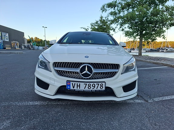 Mercedes-Benz CLA180 2 of 5