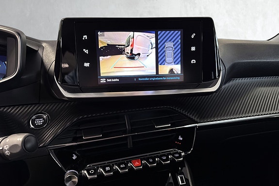 Infotainment med ryggekamera og sportstilpassede innredningsdetaljer.