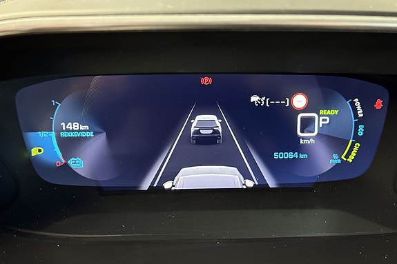 Detaljert digital kjørecomputer med sikkerhetsvarsler og fartsmåler.