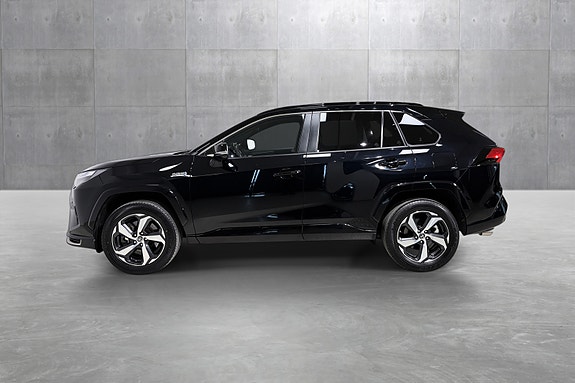 Toyota RAV4 Plug-in Hybrid 2 of 5