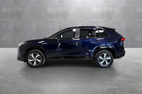 Toyota RAV4 Plug-in Hybrid 2 of 5