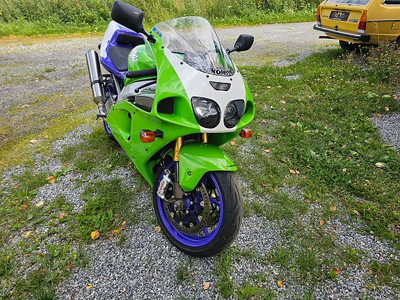 Kawasaki Ninja ZX-7R 2 of 13