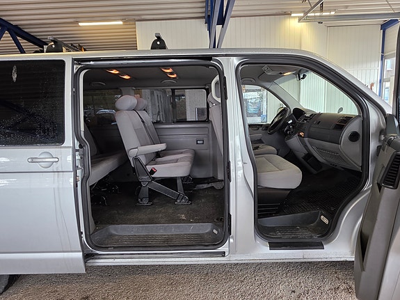 Volkswagen Caravelle 8 of 16