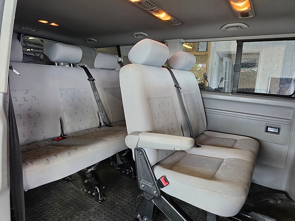 Volkswagen Caravelle 4 of 5