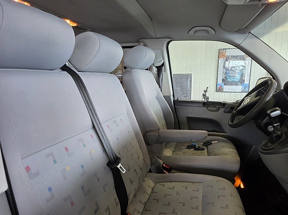 Volkswagen Caravelle 5 of 5