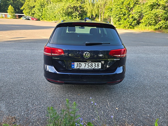 Volkswagen Passat 8 of 30