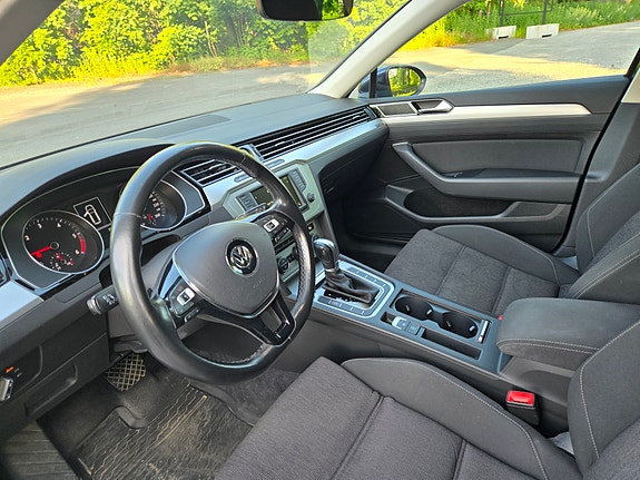 Volkswagen Passat 14 of 30