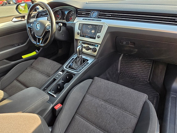 Volkswagen Passat 19 of 30