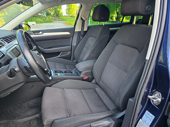 Volkswagen Passat 13 of 30