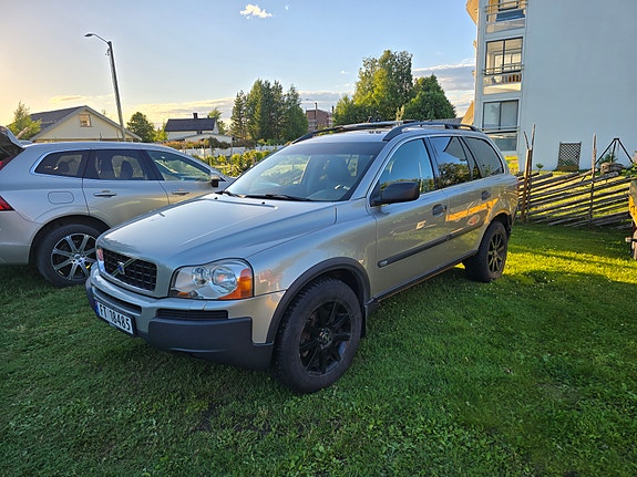 Volvo XC90 2 of 5