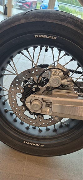 Husqvarna 701 Supermoto 10 of 12