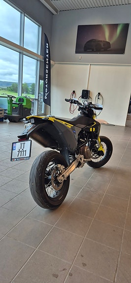 Husqvarna 701 Supermoto 8 of 12