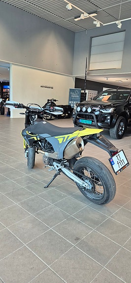 Husqvarna 701 Supermoto 11 of 12