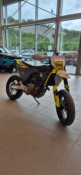 Husqvarna 701 Supermoto 9 of 12