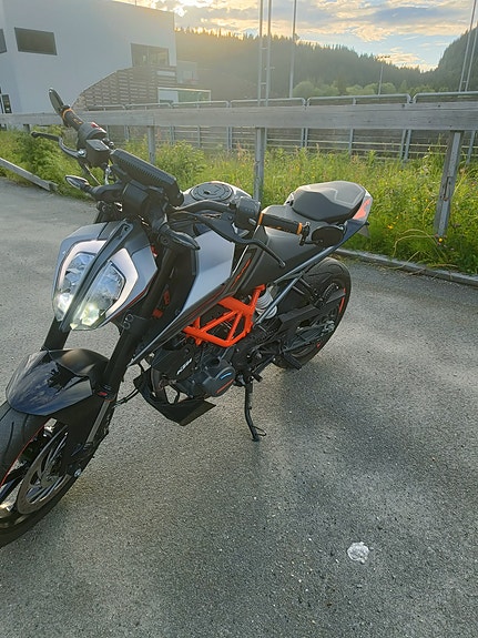 KTM 125 Duke 3 of 5