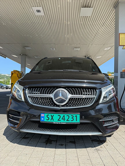 Mercedes-Benz V300 d 2 of 27