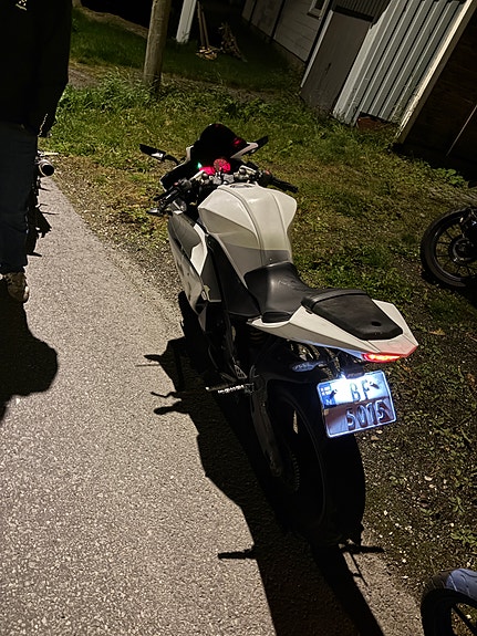 Yamaha YZF-R 125 3 of 4
