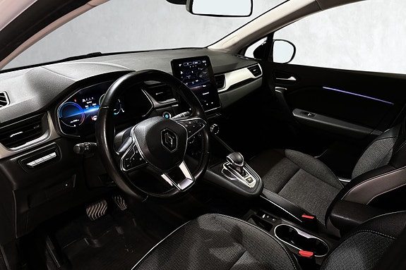 Moderne cockpit med Renault-ratt og intuitiv digital føreropplevelse.
