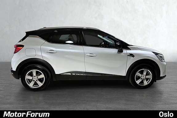 Stilfull sideprofil med kontrasttak og dynamiske alloy-hjul.