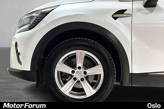 Detaljert bilde av stilige alloy-felger som gir SUV en sporty look.