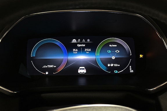 Full oversikt med digital speedometer og batteristatus under kjøring.