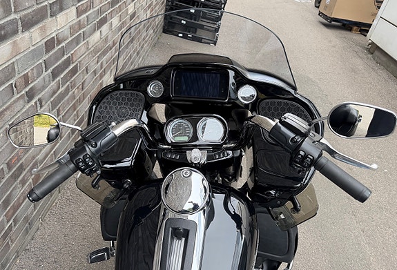 Harley-Davidson FLTRK Road Glide Limited 4 of 5