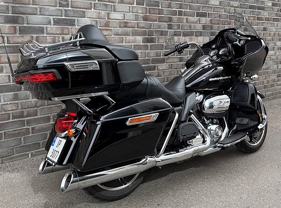 Harley-Davidson FLTRK Road Glide Limited 2 of 5