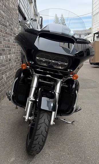 Harley-Davidson FLTRK Road Glide Limited 11 of 12