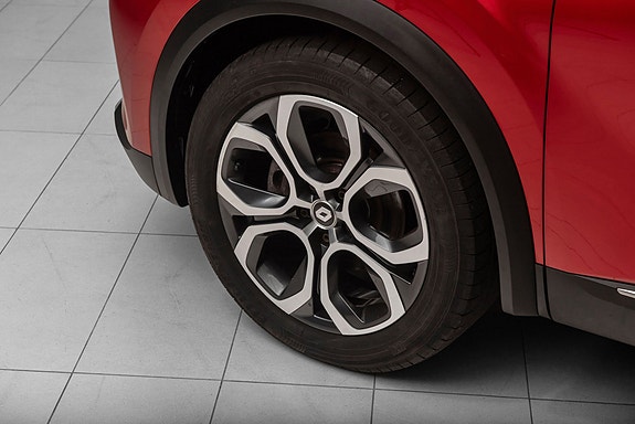 Flotte fler-eikers aluminiumsfelger understreker bilens sporty karisma.