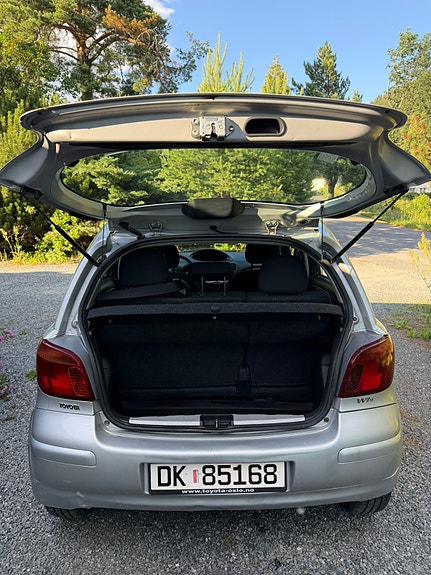 Toyota Yaris 4 of 5