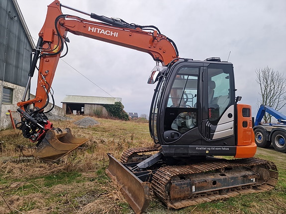 Hitachi ZX85US-6 med Rototilt R3 – GARANTI og SERVICEavtale - kun 2 338t - Gummipads og smalskuffe medfølger. SALG/LEIE 2 of 5