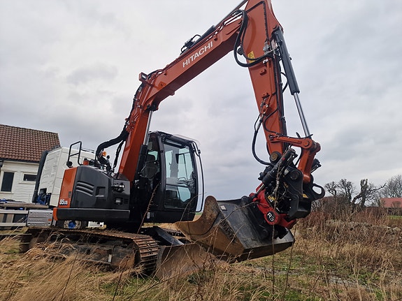 Hitachi ZX85US-6 med Rototilt R3 – GARANTI og SERVICEavtale - kun 2 338t - Gummipads og smalskuffe medfølger. SALG/LEIE 3 of 5