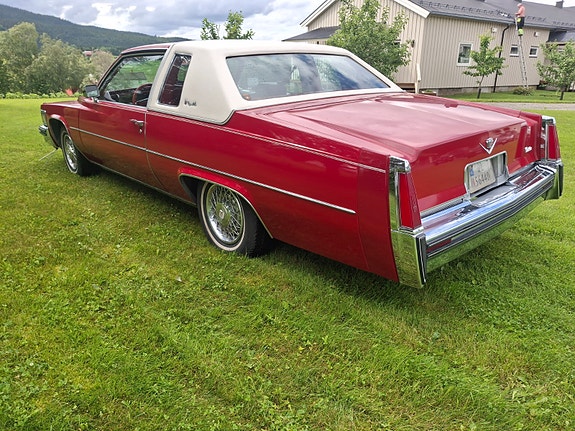 Cadillac Coupé DeVille 9 of 30