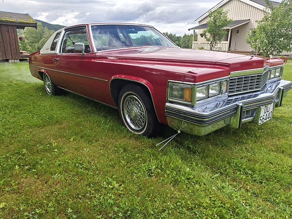 Cadillac Coupé DeVille 2 of 5