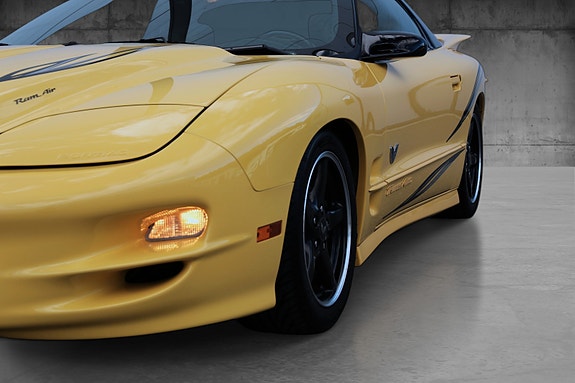 Pontiac Firebird 2 of 5